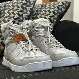Levi's Women's “BB Hi-Plush” hightop sneakers (neutral/off white)